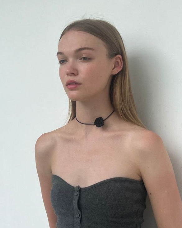 SMALL BLACK FLOWER NECKLACE