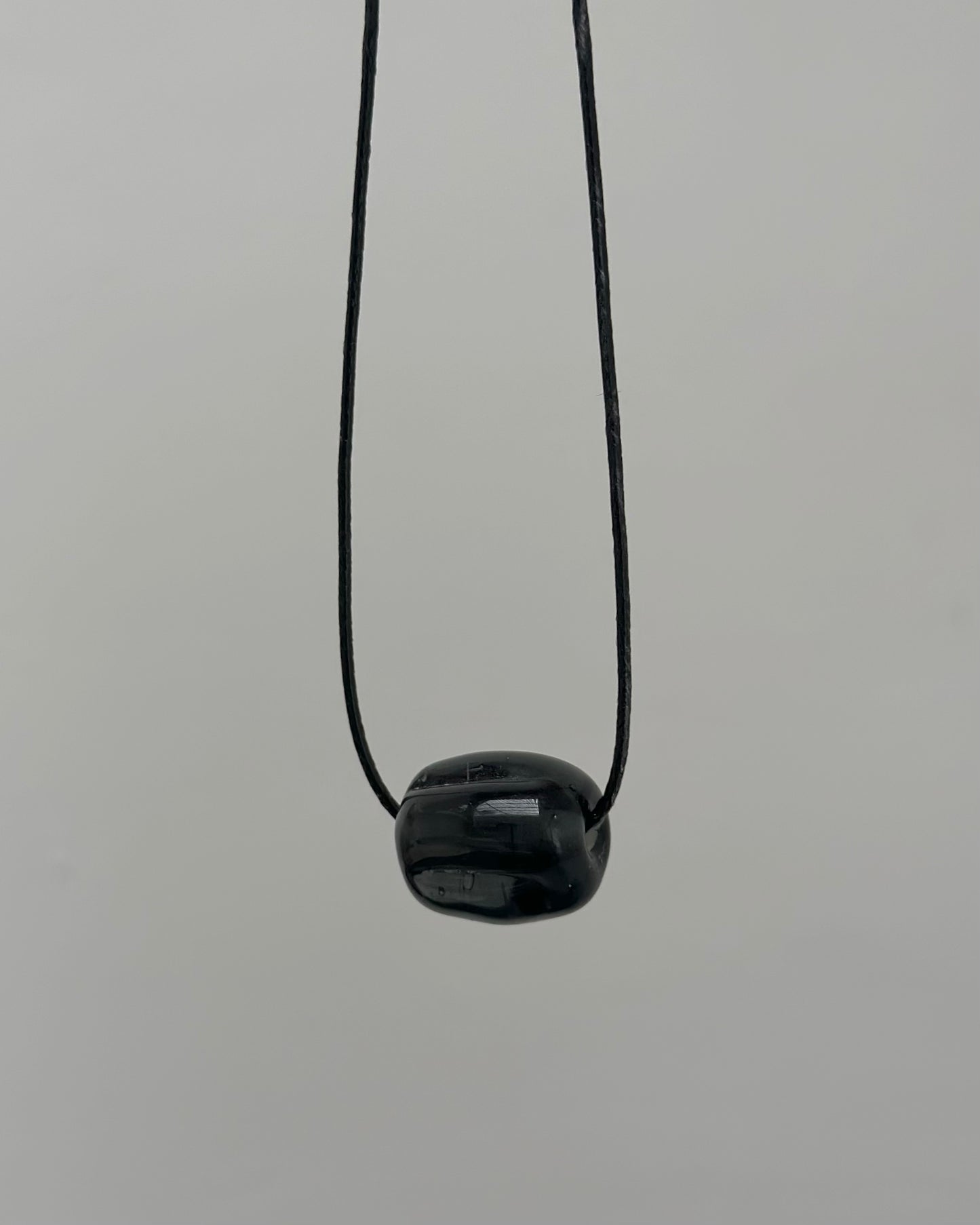BLACK RIDGED GLASS OVAL NECKLACE