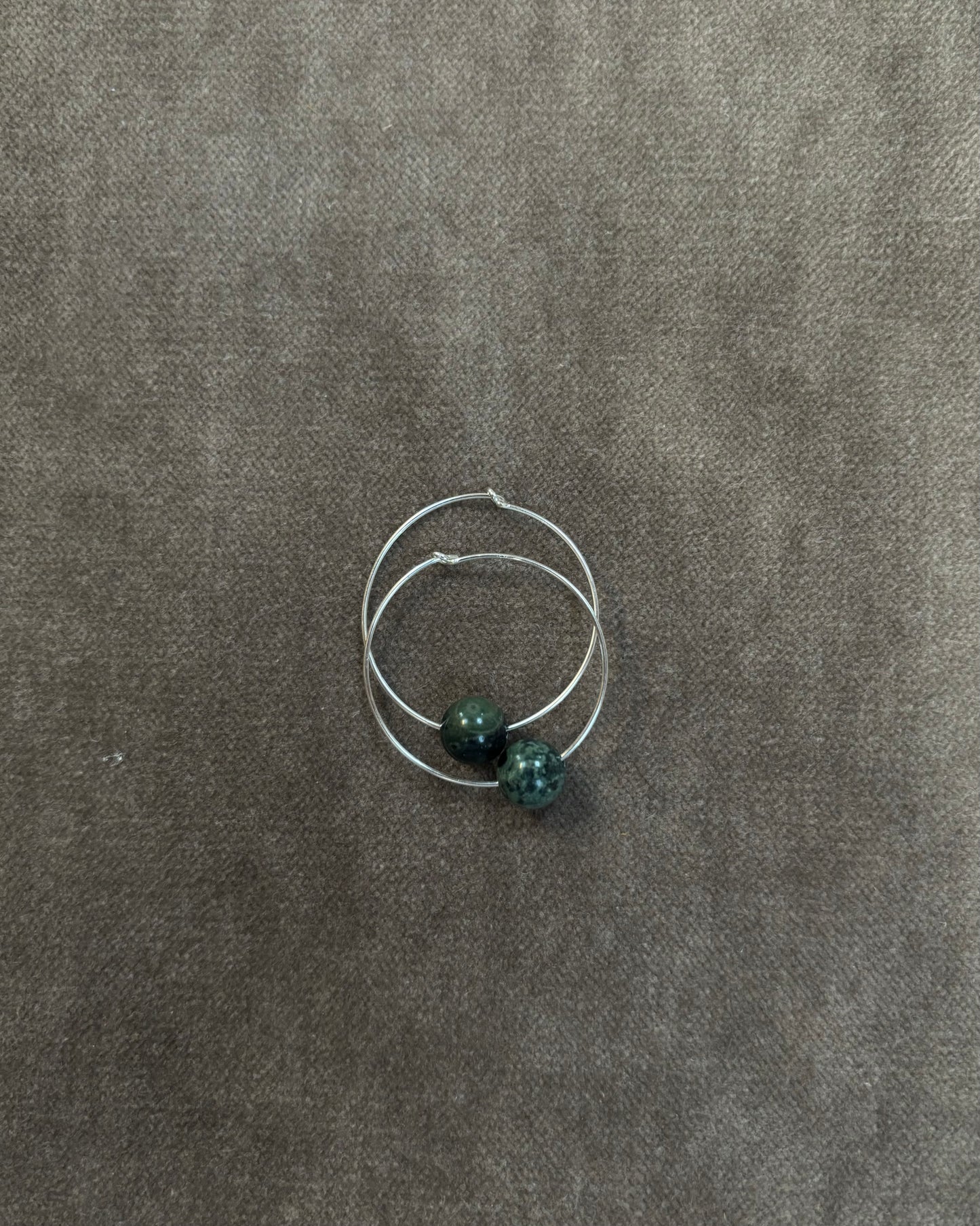 SMALL GREEN KAMBABA SPHERE HOOP EARRINGS 01