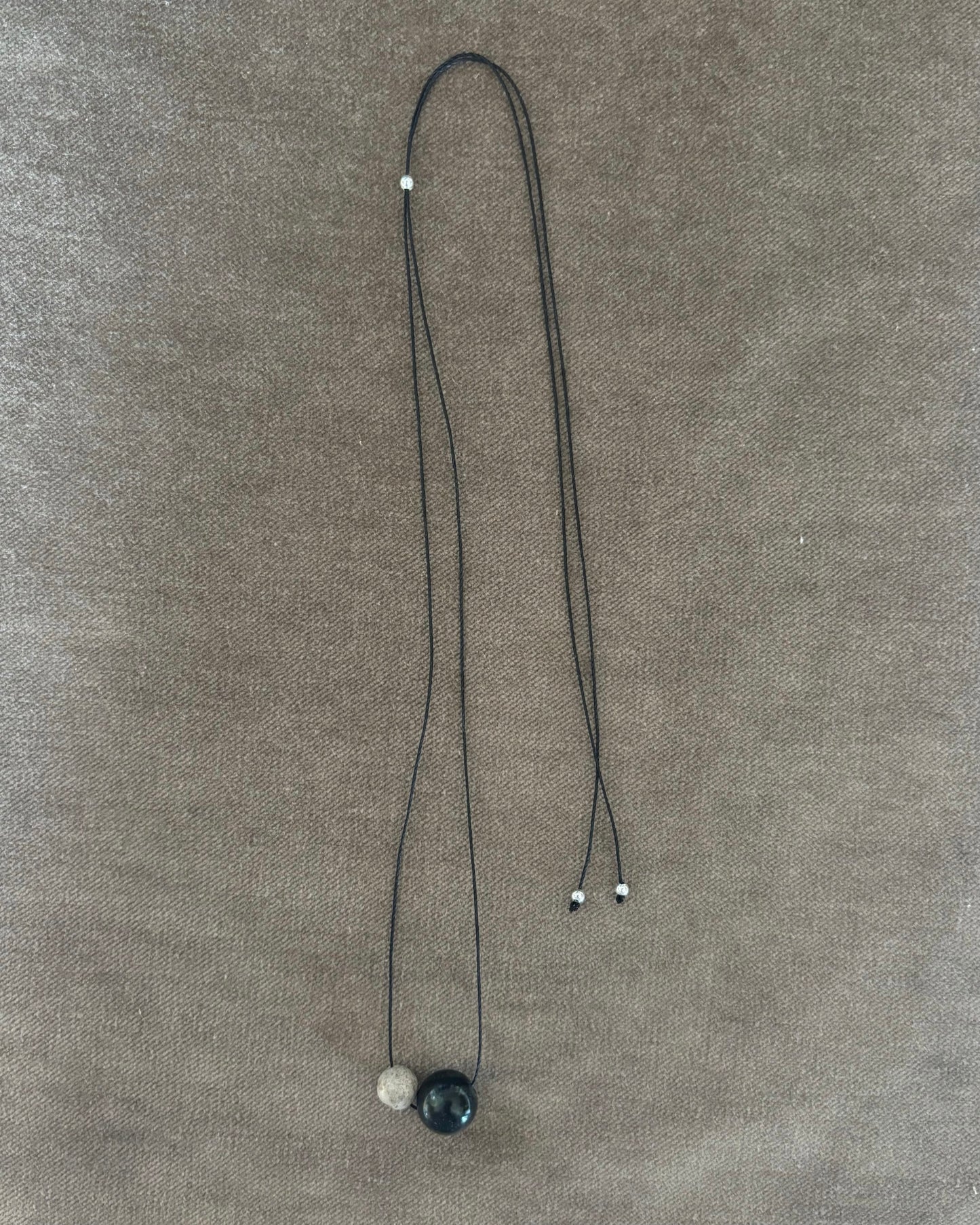 GREY CHRYSANTHEMUM / GREEN KAMBABA DOUBLE SPHERE NECKLACE 01