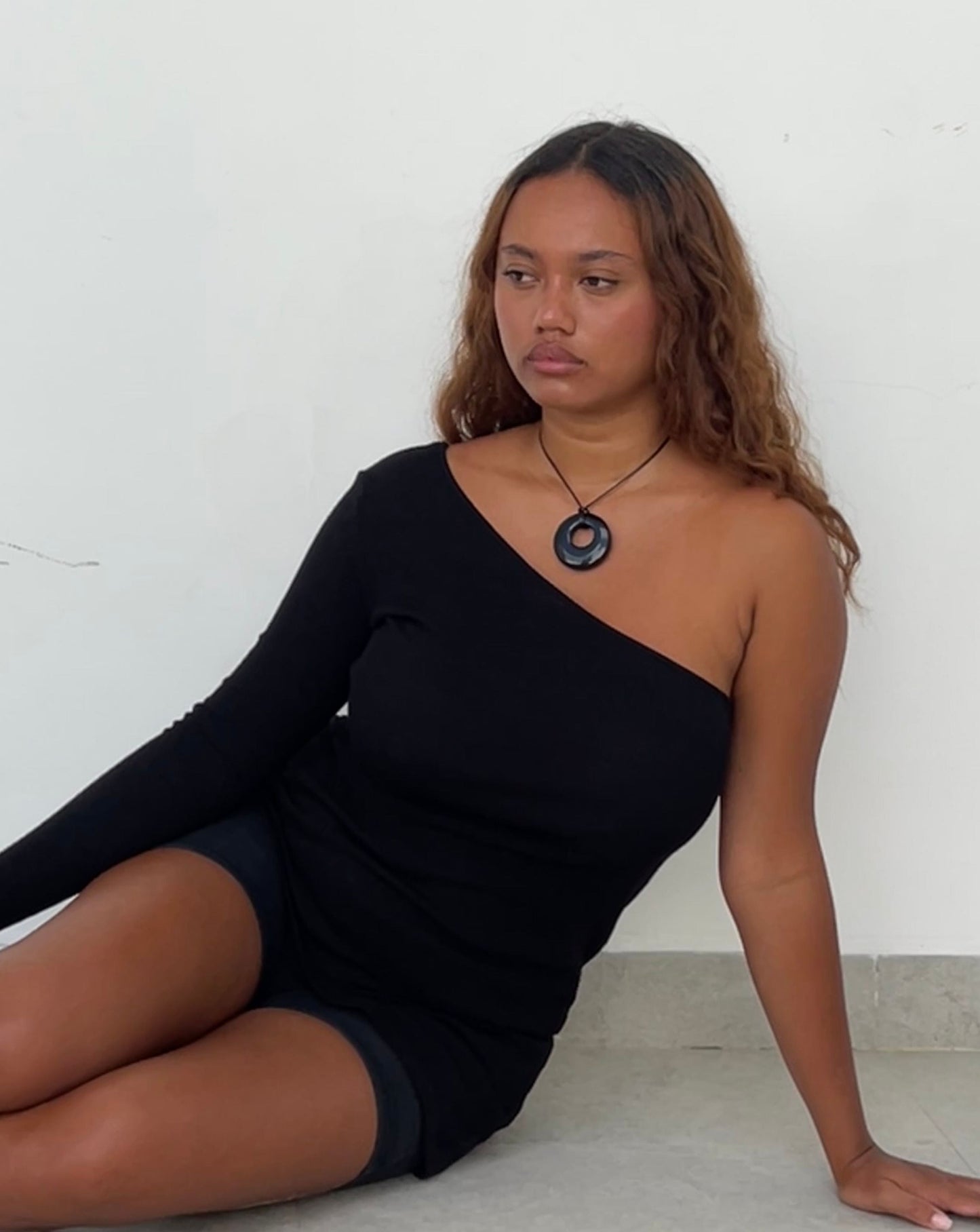 BLACK AGATE HOOP NECKLACE 01