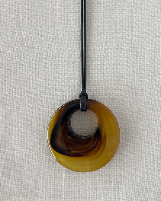 BROWN / AMBER AGATE HOOP NECKLACE 01