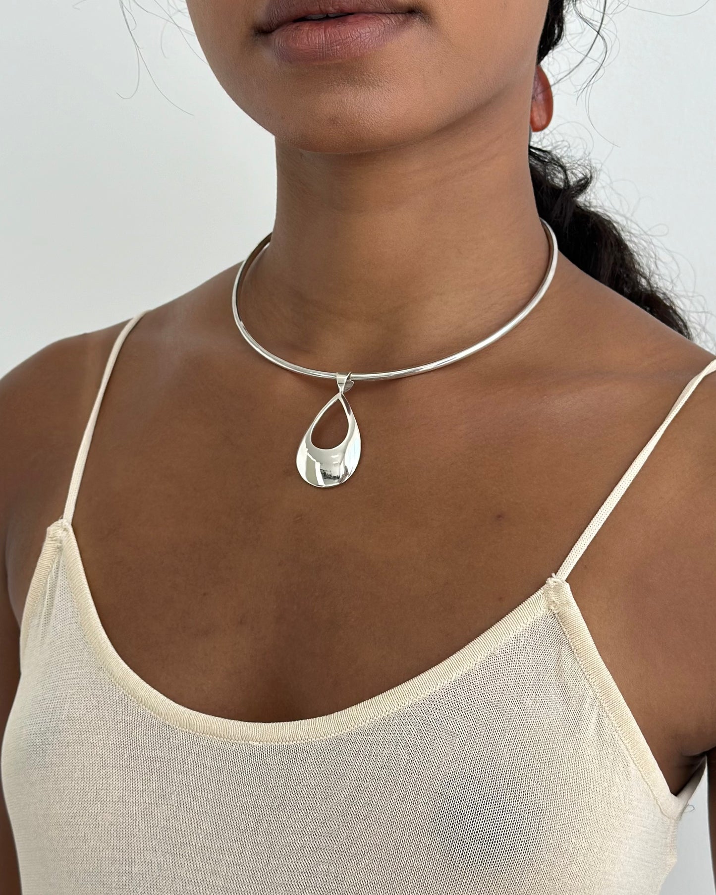 SILVER COLLAR CHOKER WITH TEARDROP NECKLACE