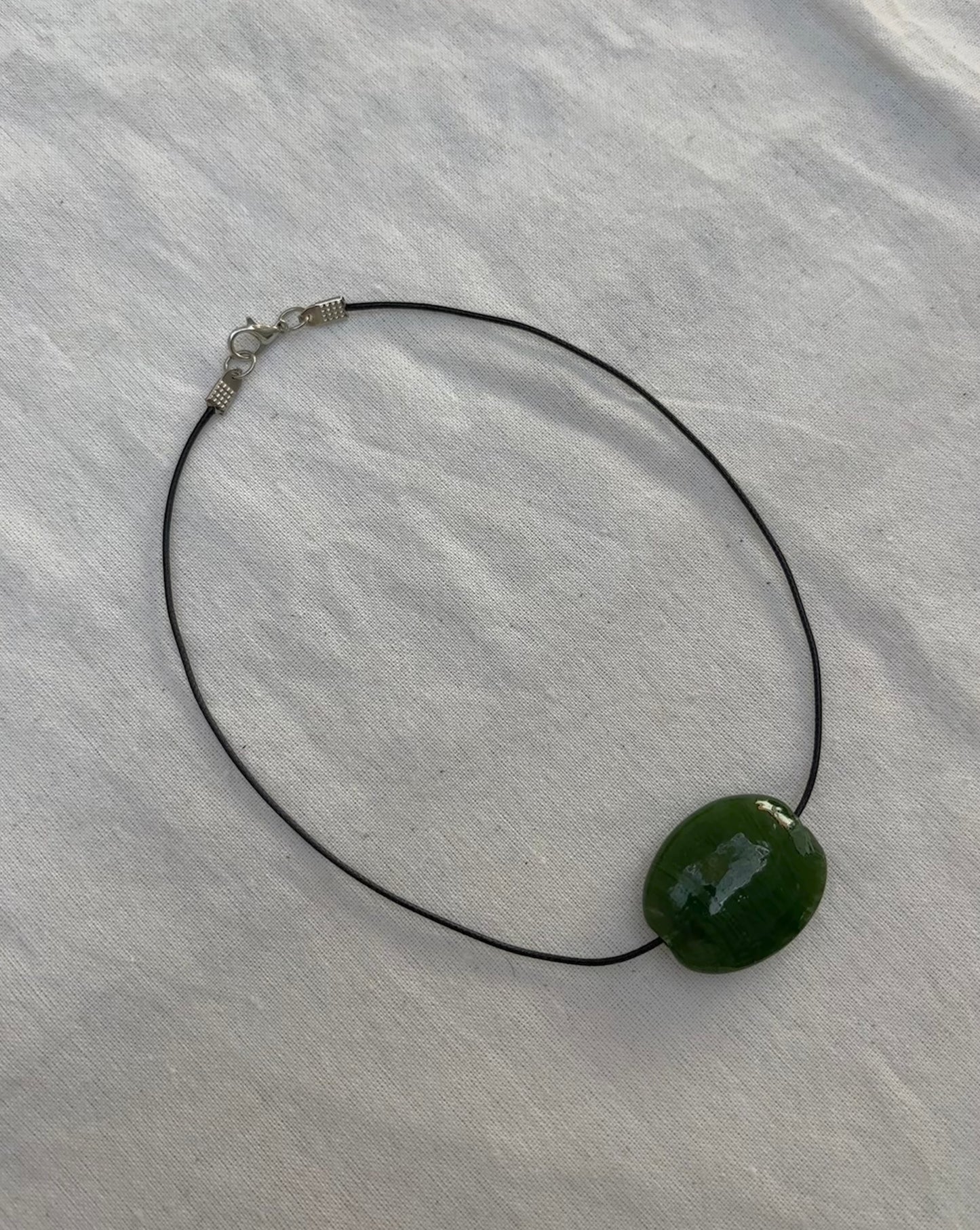 GREEN GLASS OVAL NECKLACE