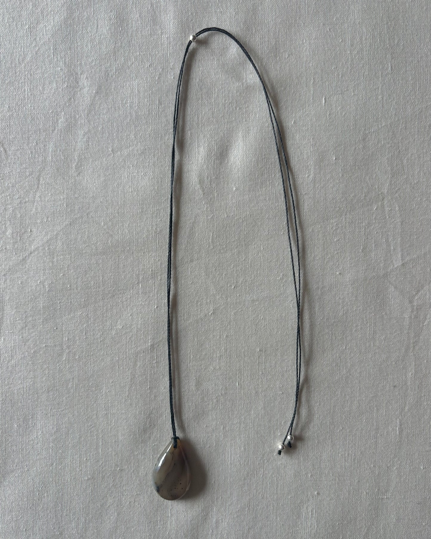 GREY / AMBER AGATE TEARDROP NECKLACE 01
