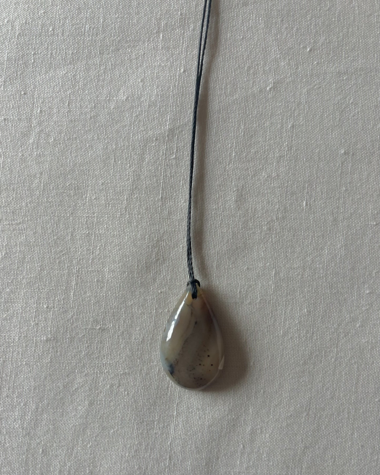 GREY / AMBER AGATE TEARDROP NECKLACE 01