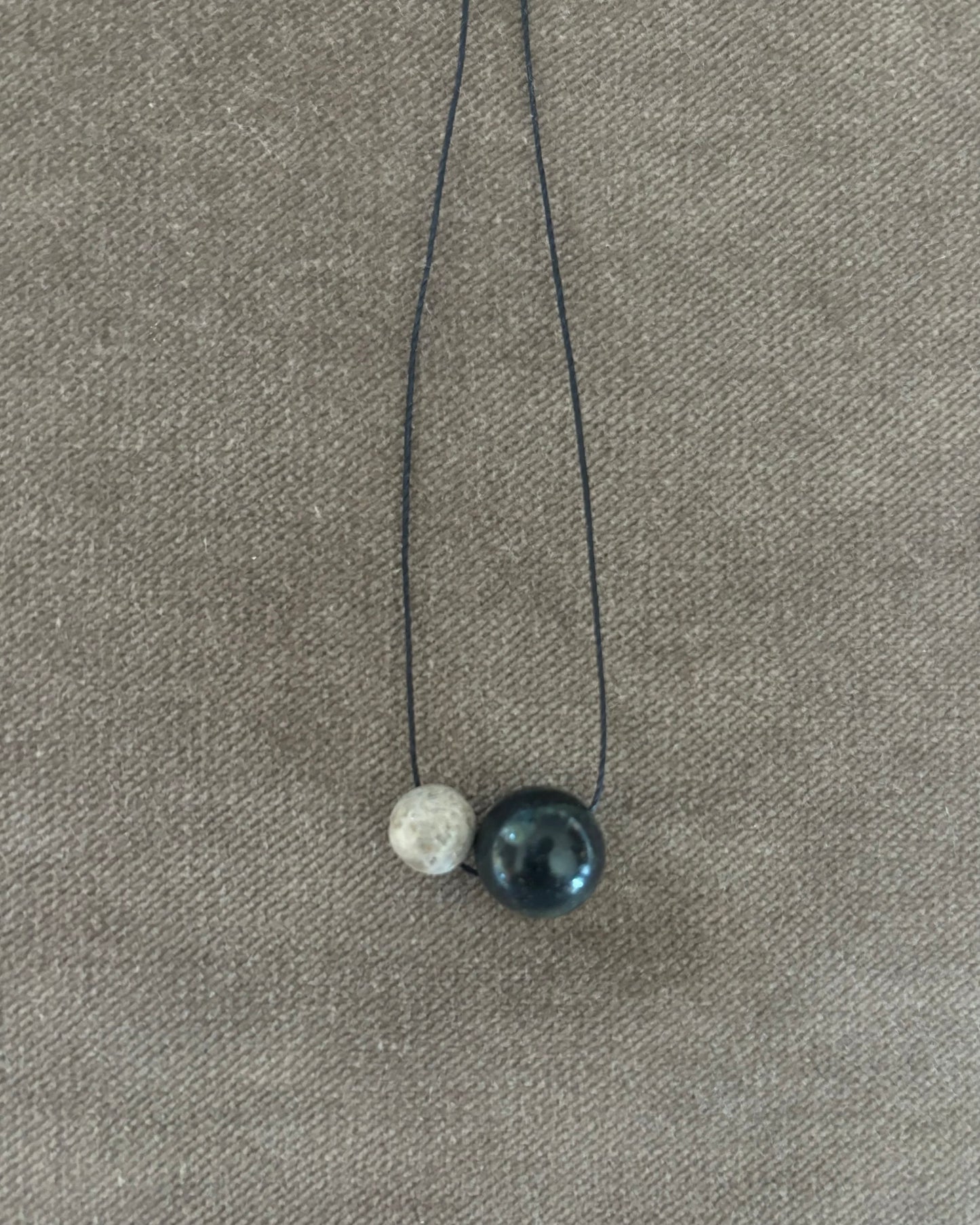 GREY CHRYSANTHEMUM / GREEN KAMBABA DOUBLE SPHERE NECKLACE 01
