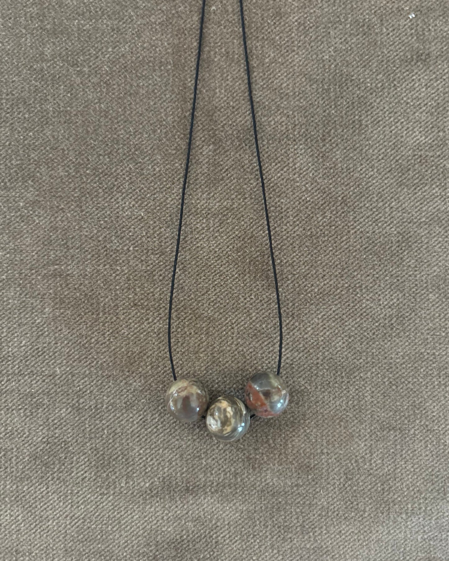 GREY / RED AGATE TRIPLE SPHERE NECKLACE 01