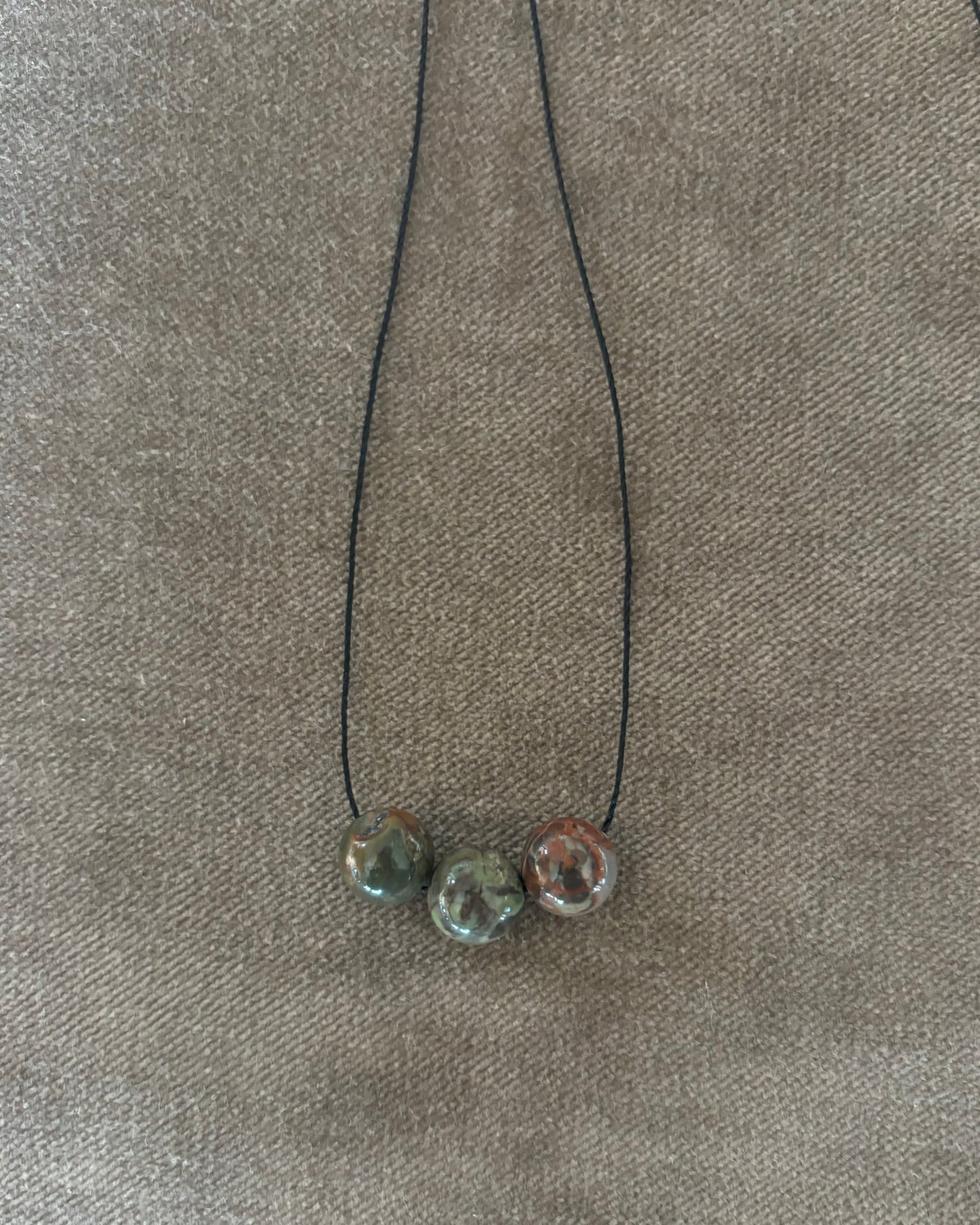 GREY / RED AGATE TRIPLE SPHERE NECKLACE 02