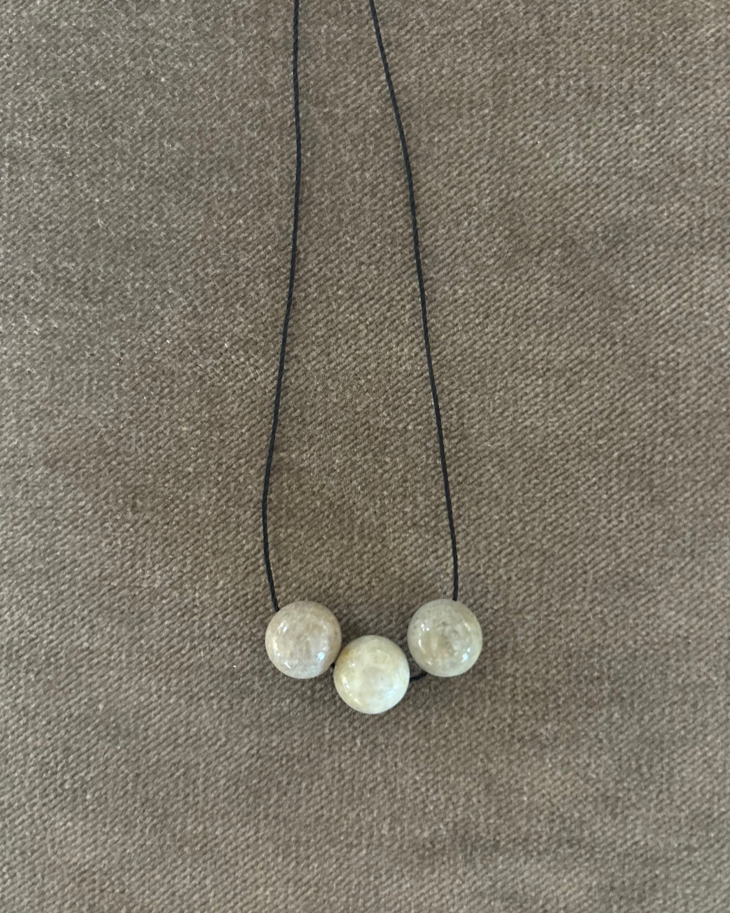 GREY CHRYSANTHEMUM TRIPLE SPHERE NECKLACE 01