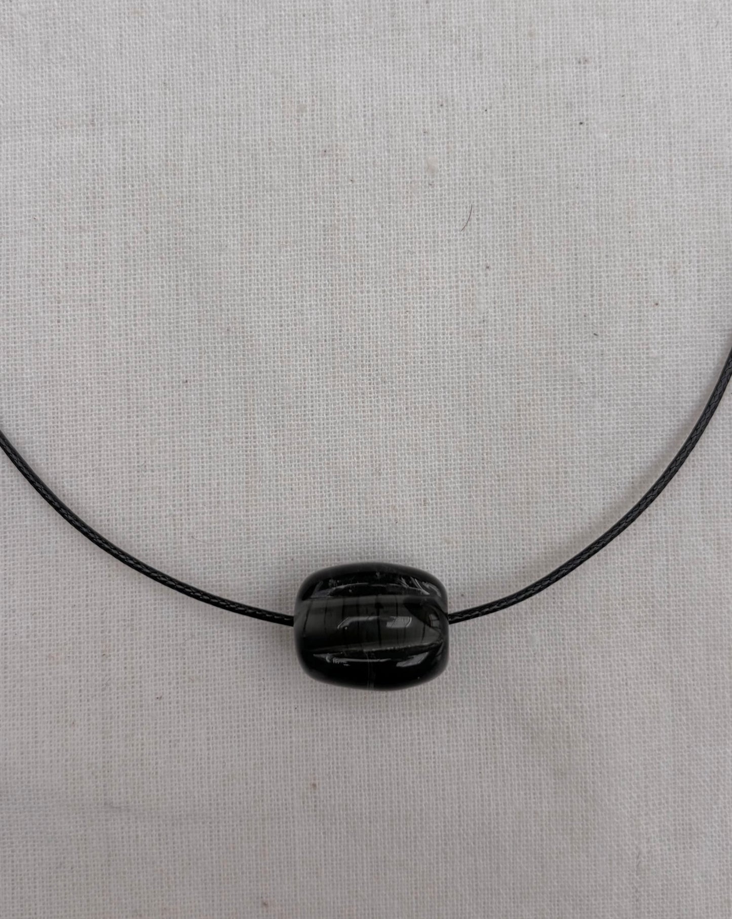 BLACK RIDGED GLASS OVAL NECKLACE